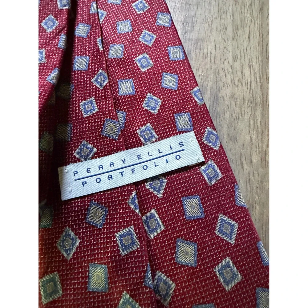 Perry Ellis Mens Necktie 100% Silk Geometric Diamond Red One Size‎